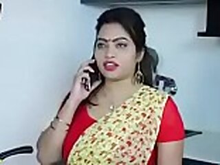 Big boob indian aunty in Saree thru cleavage